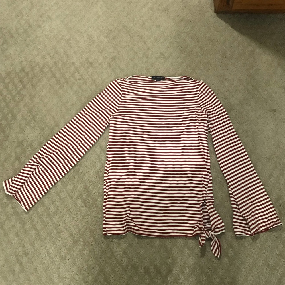 A Pea in the Pod bell sleeve top w boat neck